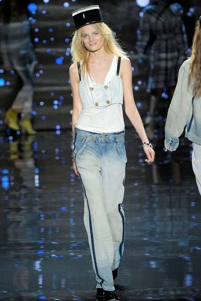 Look 15